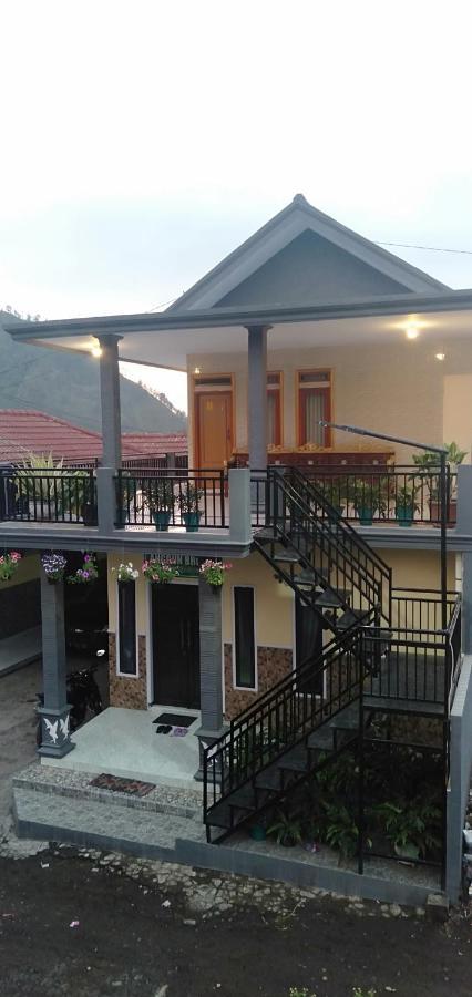 Homestay Anggun Bromo Exterior photo